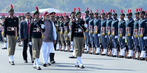 कांग्रेस को घेरते हुए मोदी ने कहा 'इतिहास गवाह है कि कांग्रेस पार्टी रक्षा सौदों में बिना दलाली के काम कर ही नहीं सकती.'