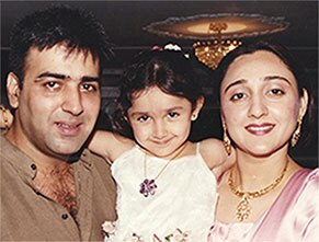 अपने मम्मी-पापा के साथ सायशा.