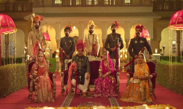 अपर क्लास का पारंपरिक वर्ज़न. लेकिन इतने खुले विचारों के कि बहू इंडियन एयर फ़ोर्स में काम करे तो कोई दिक्क्त नहीं. मगर एक बहुत बड़ा दोहरापन पसरा हुआ है.