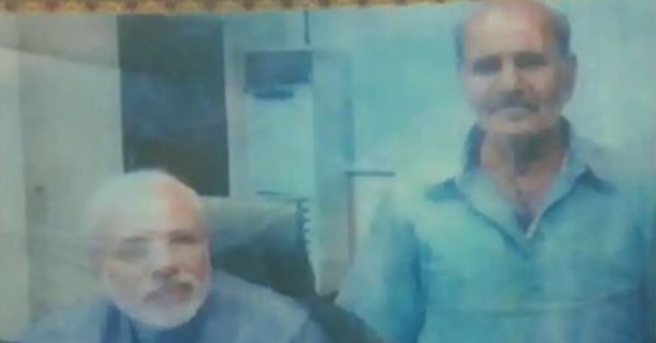 1970 के दौरान आरएसएस के प्रचारक रहे नरेंद्र मोदी और उनके धोबी चांद मोहम्मद (तस्वीर साभार: इंडियन एक्सप्रेस)