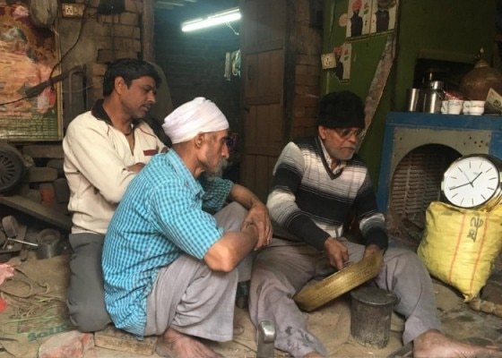 कश्मीरी गली बाजार में बर्तनों पर कारीगरी करते ठठेरे (फोटो- एनॉक्टस SRCC)