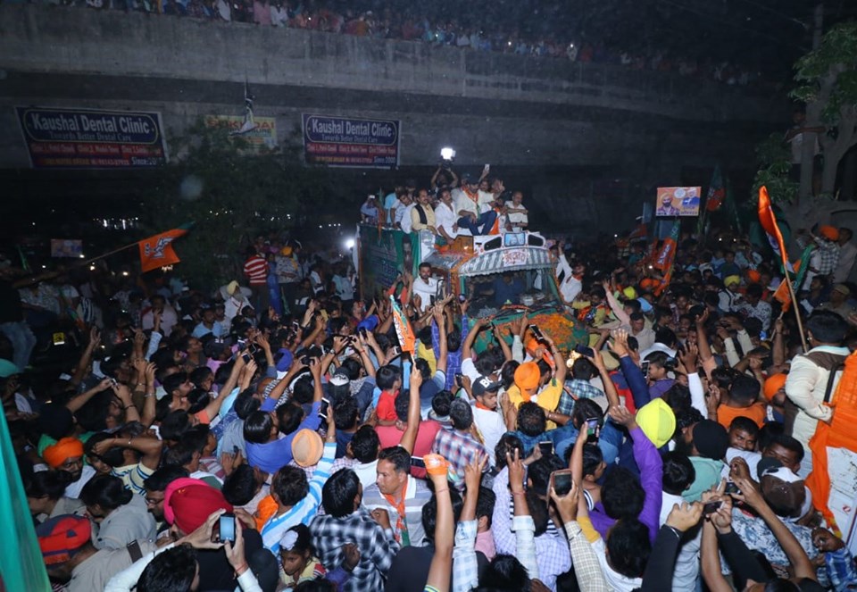 सनी का वो रोड शो दोपहर 12 बजे से शुरू होकर रात 9 बजे खत्म हुआ था. ये उस समय की तस्वीर है, जब ये रैली पठानकोट पहुंचकर खत्म होने वाली थी. और इसमें भी सनी और शिव जी की फोटो के बीच काफी गैप दिख रहा है.