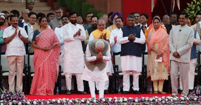 प्रधानमंत्री पद की शपथ लेने के बाद अपने 57 मंत्रियों के साथ मेहमानों का अभिवादन करते नरेंद्र मोदी.