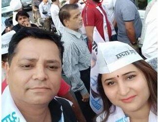 लाल घेरे में सुरेश चौहान. सीएम अरविंद केजरीवाल के रोड शो के दौरान की फोटो है.