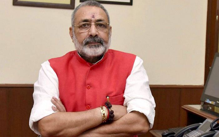 गिरिराज सिंह को नवादा से हटाकर बेगूसराय भेजा गया. वो शुरू में नाराज़ थे इससे. लेकिन फिर उन्होंने पार्टी का फैसला माना और चार लाख से ज्यादा वोटों से जीते भी.