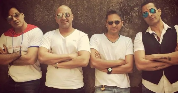 अपने बैंड के साथियों के साथ करण (सबसे बाएं).