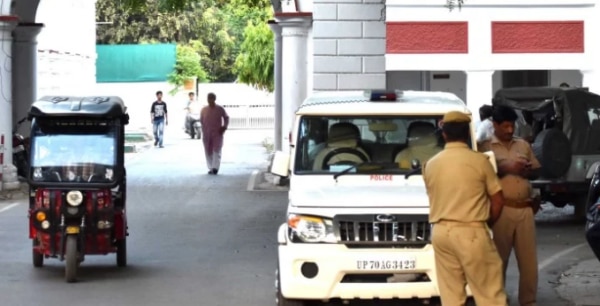 कौशिक की गिरफ्तारी के बाद प्रयागराज में लोक सेवा आयोग के दफ्तर में छापेमारी हुई थी.