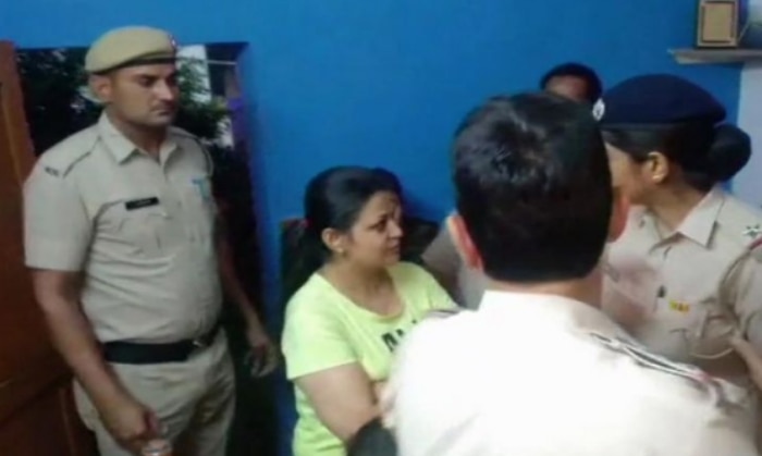 लोग भी अजीब हैं, बात का जवाब बात से ही दिया जाता है न. जूता वूता काहे भाई?