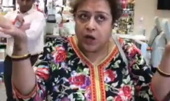 आंटी कतई दार्शनिक भाव में बाबा टाइप लग रही हैं. आखिर में ये सब कहते हुए भी इनको शर्म नहीं आ रही, ये भी अजीब है