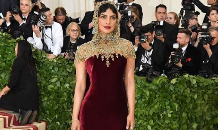 Heavenly Bodies: Fashion and the Catholic Imagination की थीम पर तब तैयार हुई थीं प्रियंका