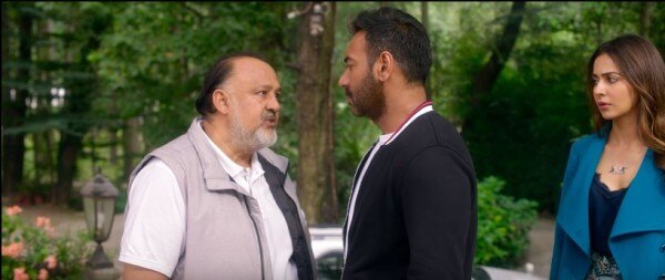 आलोकनाथ का किरदार समझ से बाहर है.
