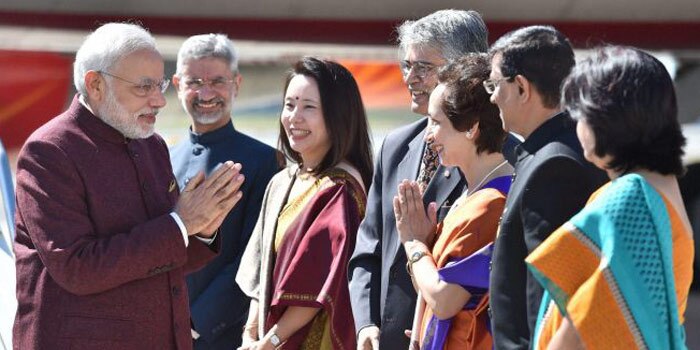 प्रधानमंत्री के साथ खड़े हैं जयशंकर. उनकी बाईं तरफ खड़ी हैं उनकी पत्नी क्योको जयशंकर.