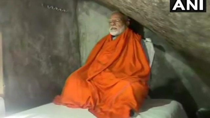 ये नरेंद्र मोदी हैं. केदारनाथ की गुफा में एक-दिवसीय तपस्या में लीन (फोटो: ANI)