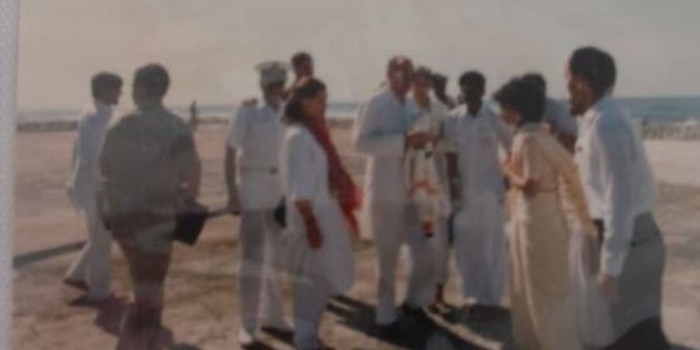 तत्कालीन पीएम राजीव गांधी, सोनिया गांधी और अन्य की लक्षद्वीप दौरे की तस्वीर. (फोटो क्रेडिट-वजाहत हबीबुल्लाह)