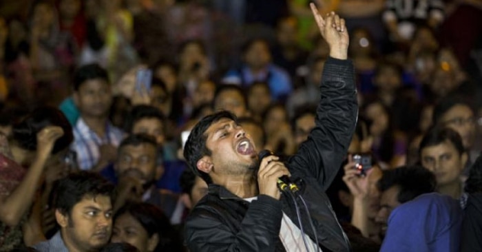 छात्र राजनीति के दिनों में जेएनयू में छात्रों को संबोधित करते कन्हैया कुमार.