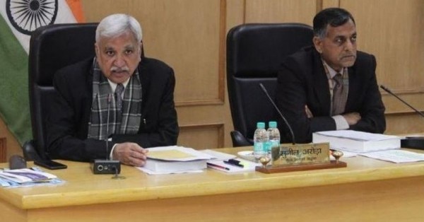 मुख्य चुनाव आयुक्त सुनील अरोड़ा (बाएं) के बाद चुनाव आयुक्त अशोक लवासा (दाएं) CEC बन सकते थे. मुख्य चुनाव आयुक्त सुनील अरोड़ा (बाएं) के बाद चुनाव आयुक्त अशोक लवासा (दाएं) CEC बन सकते थे.