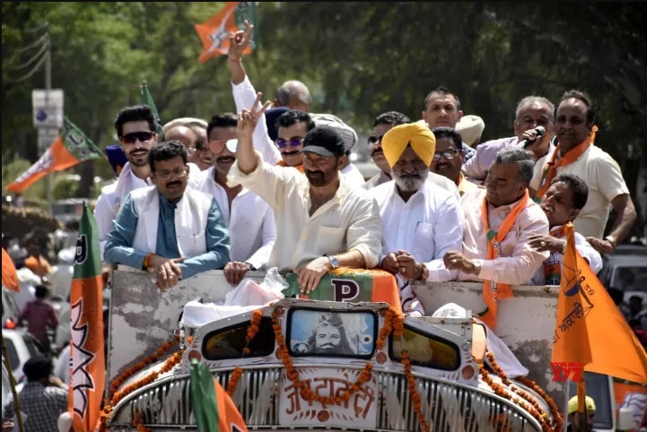 रोड शो के दौरान ट्रक पर खड़े होकर जनता अभिवाद करते सनी देओल.