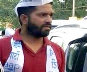 सुरेश चौहान की ये फोटो सीएम अरविंद केजरीवाल के रोड शो से पहले की बताई जा रही है.