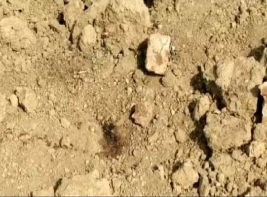 पुलिस को नदी के पास से खून से सनी ईंटे मिली हैं.