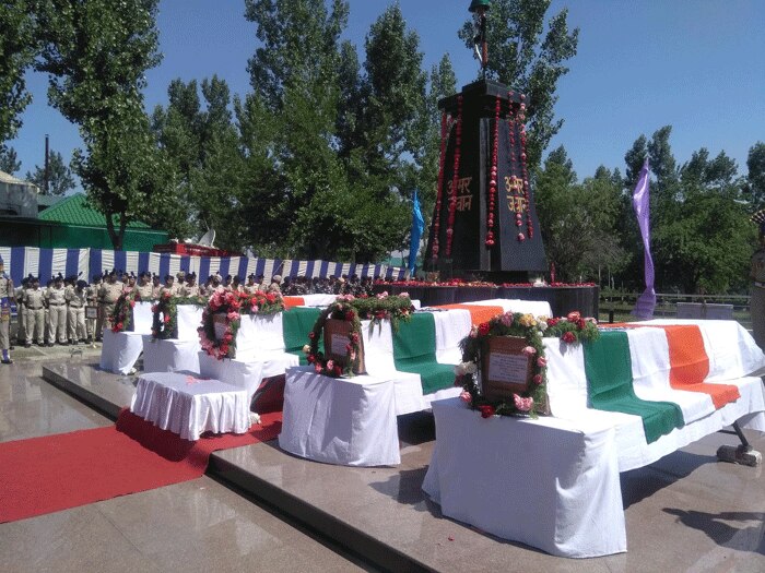 श्रीनगर में शहीद जवानों के शव.