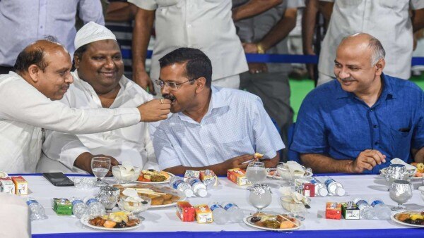 दिल्ली के मुख्यमंत्री अरविंद केजरीवाल पर लगातार हमलावर रहने वाले बीजेपी नेता विजेंद्र गुप्ता इफ्तार पार्टी के दौरान अरविंद केजरीवाल को अपने हाथ से खाना खिलाते हुए दिखे.