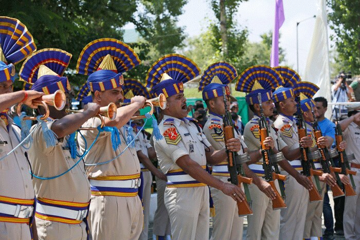 श्रीनगर में श्रद्धांजलि के बाद सभी शवों को परिजनों के सुपुर्द किया जाएगा.