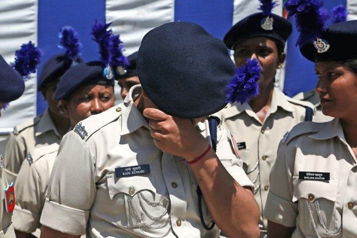 श्रद्धांजलि के वक्त भावुक CRPF जवान.