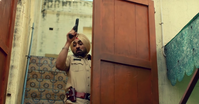 'अर्जुन पटियाला' के एक सीन में दिलजीत दोसांझ. ऊपर जिस दरवाज़े वाले सीन का ज़िक्र था, वो यही है.