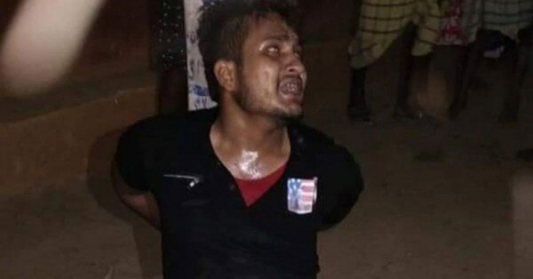 तबरेज़ के साथ हुई मार-पीट का वीडियो वायरल हुआ था. ये उसी का एक फ्रेम है (फोटो: सोशल मीडिया)