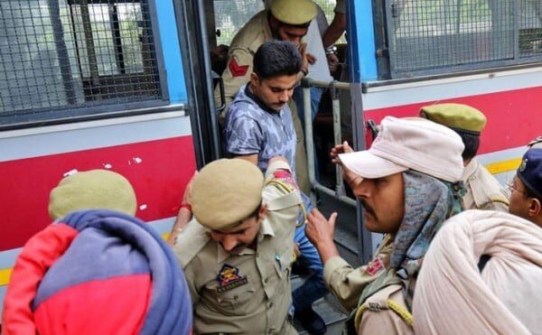 ये दीपक खजूरिया है, स्पेशल पुलिस ऑफिसर. अदालत ने इसे भी दोषी माना है (फोटो: रॉयटर्स)