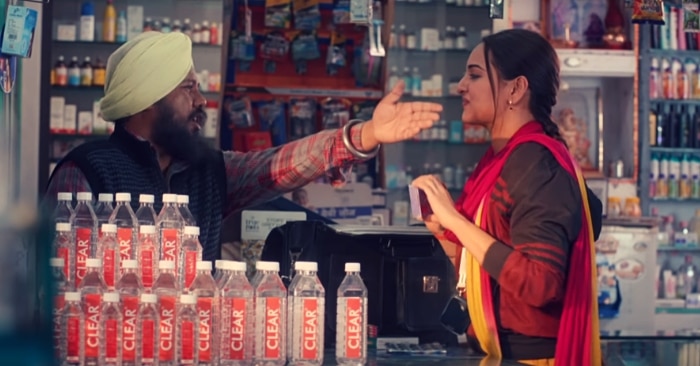 अपने क्लीनिक के लिए दवाइयां खरीदने गई बबीता से लोग सीधे मुंह बात किए बगैर दुकान से निकाल देते हैं.