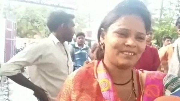 मुस्लिम परिवार के साथ मौजूद पूजा चौहान ने उन्हें बचाया