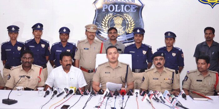 आरोपियों को पकड़ने वाली पुलिस टीम. फोटो साभार- Facebook/Prakasam Police