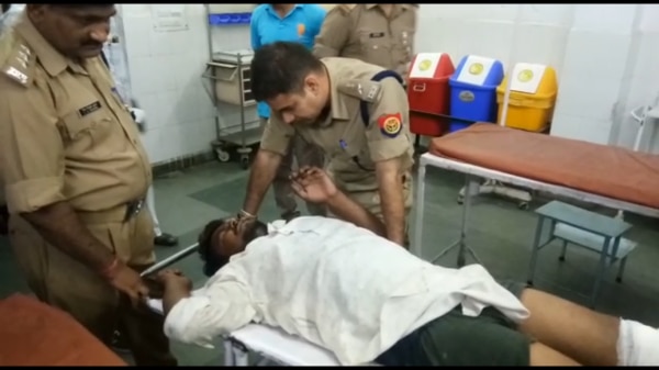 रेप और ह्त्या आरोपी नाज़िल (स्ट्रेचर पर सफ़ेद शर्ट में लेटे) से बात करते एसपी अजय पाल शर्मा.
