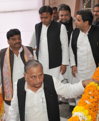 यादव परिवार के चार नेता. मुलायम, शिवपाल, अखिलेश और धर्मेन्द्र यादव