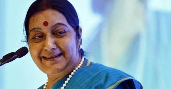ट्विटर पर सुषमा स्वराज के लिए एक अफवाह उड़ी. अफवाह उड़ाने वालों में उनके अपने ही सहयोगी डॉक्टर हर्ष वर्धन भी शामिल थे. उन्होंने सुषमा को आंध्र प्रदेश का राज्यपाल बनाए जाने पर बधाई दी (फोटो: रॉयटर्स)