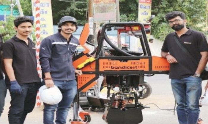 सीवर साफ़ करने वाले रोबोट के साथ इसका आविष्कार करने वाले छात्र