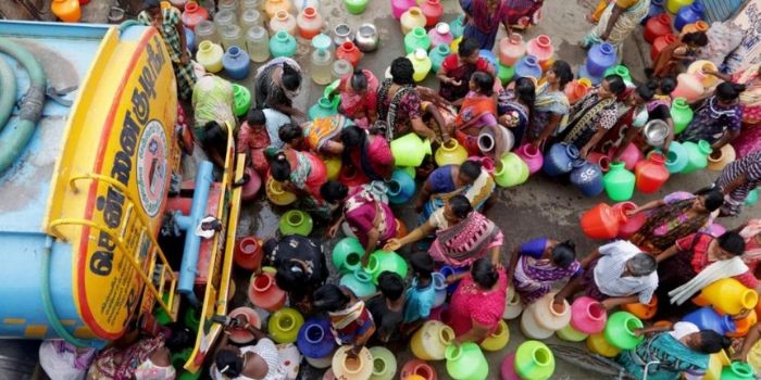 चेन्नई में टैंकर से पानी सप्लाई हो रही है, वहीं प्राइवेट टैंकर वाले एक टैंकर के लिए 3-4 हज़ार रुपये वसूल रहे हैं.
