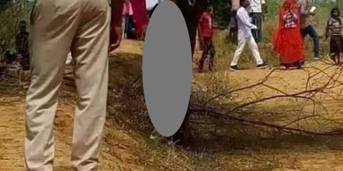 लड़की की लाश पेड़ से लटकी मिली.