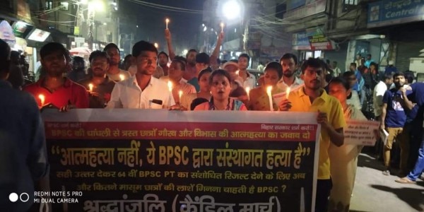 दो छात्रों की आत्महत्या के बाद पटना में छात्रों ने बीपीएससी के खिलाफ कैंडल मार्च निकाला और इसे छात्रों की संस्थागत हत्या करार दिया.