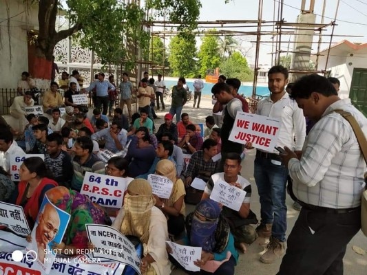 छात्रों ने हंगामा किया तो नए सिरे से आंसर की जारी की गई.