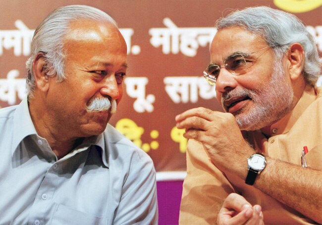 नरेंद्र मोदी और संघ के बीच का रिश्ता बेहद नाजुक संतुलन पर टिका हुआ है. मोदी के दौर में संघ बीजेपी की बांह मरोड़ने की बजाए एक सामंजस्य बनाते हुए दिखाई देता है.