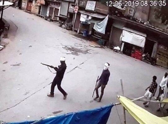 डकैत जगन और उसके साथियों ने धौलपुर के बाजार में फायरिंग कर दहशत मचाई. पूरी वारदात सीसीटीवी फुटेज में कैद है.