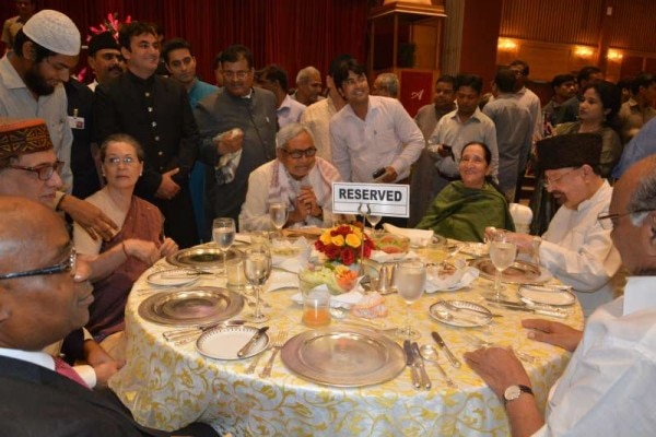 ये इफ्तार पार्टी 2015 में सोनिया गांधी की ओर से दी गई थी, जिसमें बीजेपी के अलग हुए नीतीश कुमार सोनिया गांधी के साथ बैठे दिखे थे.
