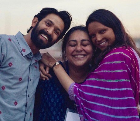 फिल्म 'छपाक' के सेट्स से विक्रांत मेस्सी, मेघना गुलज़ार और दीपिका पादुकोण (प्रोस्थेटिक मेकअप पहने हुए).