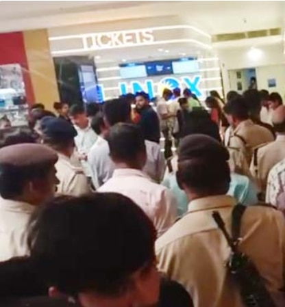 हल्ला हपाड करते प्रदर्शनकारी