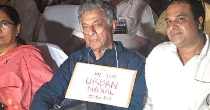 नाक में पाइप लगे होने के बावजूद गले में 'मैं भी अर्बन नक्सल' का तख्ता लटकाए अपना विरोध दर्ज करवाते गिरीश कर्नाड.