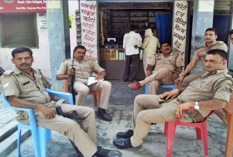 बदायूं में ड्यूटी पर तैनात फ़ोर्स के जवान