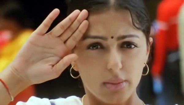 सीनियर राधे (सलमान खान) को जूनियर का सलाम बजाती निर्जरा (भूमिका चावला (फिल्म: तेरे नाम)