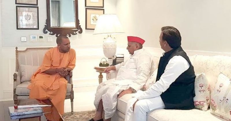 13 साल पहले जिन मुलायम की वजह से रोए थे योगी, आज उन्हीं की सेहत देखने पहुंच  गए - Yogi Adityanath meet Mulayam Singh yadav and Akhilesh Yadav photo viral